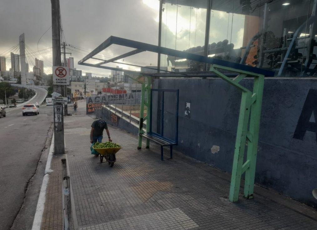 abrigos de ônibus depredados